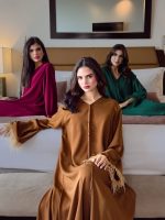 Caftan Coloré avec Bordure en Plumes et Détails Boutons – Image 3