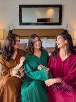 Caftan Coloré avec Bordure en Plumes et Détails Boutons – Image 2