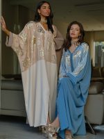Caftan Bicolore en Crêpe et Tlija avec Détails Floraux Métalliques 